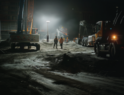 עמוד תאורה לשטח עד 11,300 מר בעוצמה 95,000 לומן