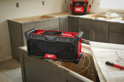 סט רמקול בלוטוס רדיו נטען 18V עם זוג סוללות 5.0AH מטען