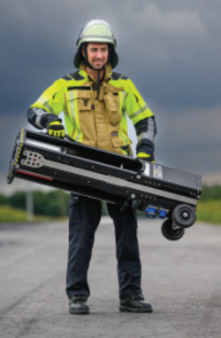 עמוד תאורה לשטח עד 11,300 מר בעוצמה 95,000 לומן