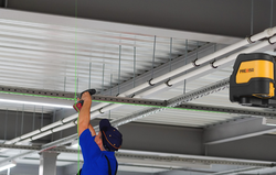 סט פלס לייזר שני קווים ירוקים 30 מטר במזוודה