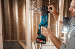 מקדחה זוויתית נטענת 18V (גוף בלבד)