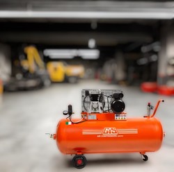 מדחס / קומפרסור 200 ליטר תוצרת איטליה 