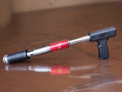 אקדח מסמרים ידני למסמרי 32 ממ + 100 מסמרים