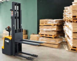 מלגזון הרמה שינוע חשמלי תלת שלבי 1.5 טון לגובה 4.5 מ’ 